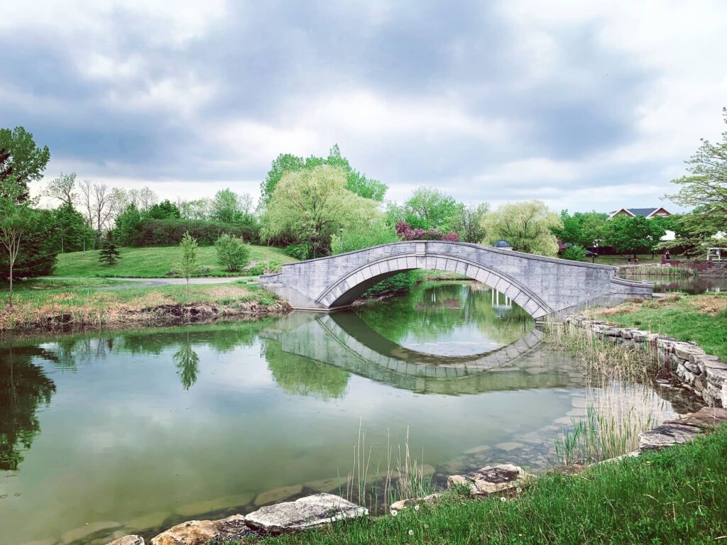 Petit pont dans le parc Marcel-Laurin, quartier Bois-Franc, Montréal