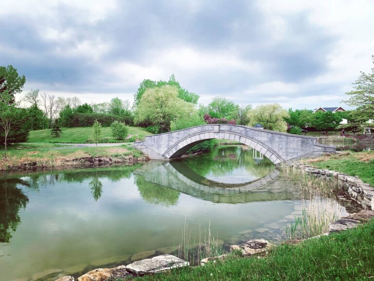 Petit pont dans le parc Marcel-Laurin, quartier Bois-Franc, Montréal