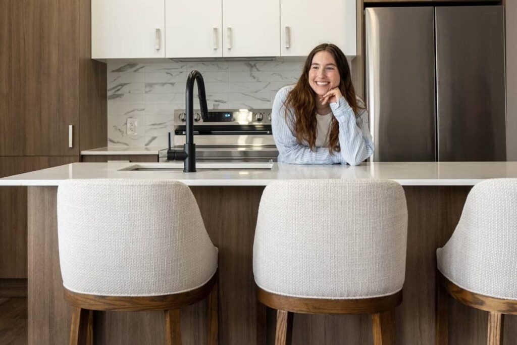 Jeune femme heureuse d’avoir acheté un condo au sein du projet Signature Bois-Franc, à Saint-Laurent, Montréal